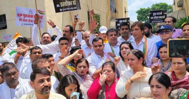गुरुग्राम की बदहाली पर कांग्रेस का नगर निगम कार्यालय पर हल्ला बोल गुरुग्राम की बदहाली पर कांग्रेस का नगर निगम कार्यालय पर हल्ला बोल