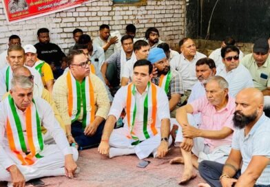 “झाड़ू थामे हाथों ने उठाई आवाज़, धरनास्थल पर पहुंचा कांग्रेस का साथ”
