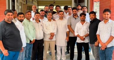 कार्यकर्ताओं पर केस दर्ज हुआ तो ढाल बनकर थाने पहुंचे कांग्रेस के दोनों जिलाध्यक्ष