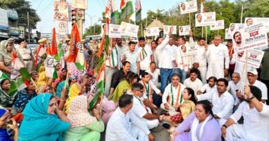 देश के नेता प्रतिपक्ष राहुल गांधी पर एफआईआर के विरोध में कांग्रेस ने किया रोष प्रदर्शन